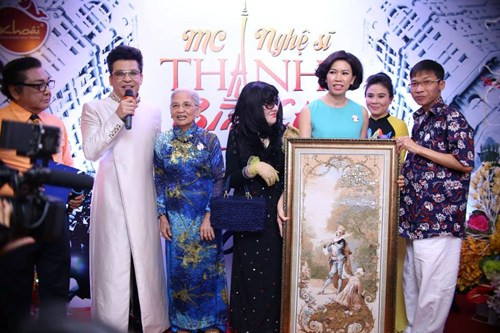 Buổi tiệc sinh nhật do chính những người bạn của nghệ sĩ Thanh Bạch tổ chức. Điều này khiến anh vô cùng xúc động.