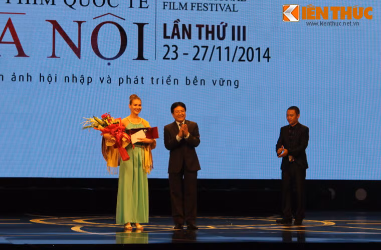 "Two Women – Hai người phụ nữ" của đạo diễn Vera Glagoleva (Nga) đoạt giải phim dài xuất sắc nhất. (Ảnh: Nguyệt Cát)