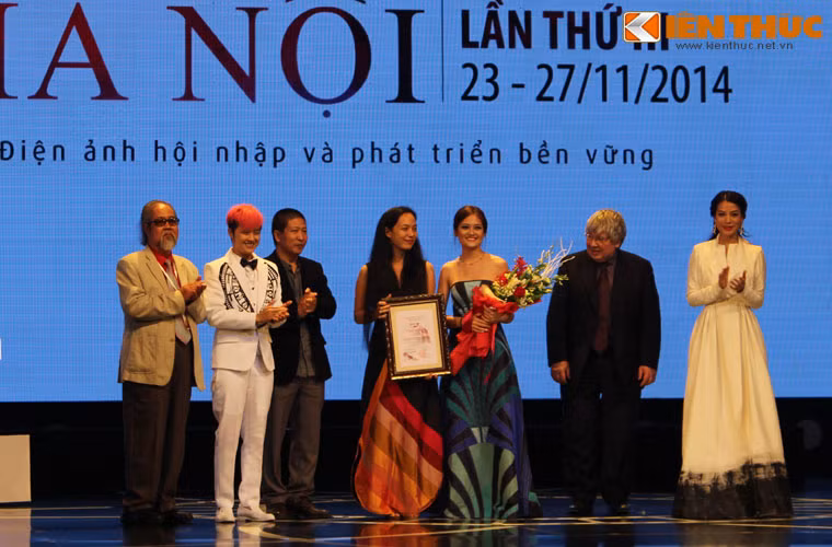 Đoàn phim "Đập cánh giữa không trung" nhận giải thưởng đặc biệt của BGK tại LHP Quốc tế Hà Nội lần thứ 3. (Ảnh: Nguyệt Cát)