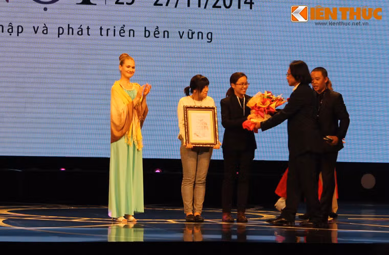 Nguyễn Diệp Thùy Anh bất ngờ nhận giải thưởng đặc biệt của ban giám khảo cho hạng mục phim ngắn. (Ảnh: Nguyệt Cát)