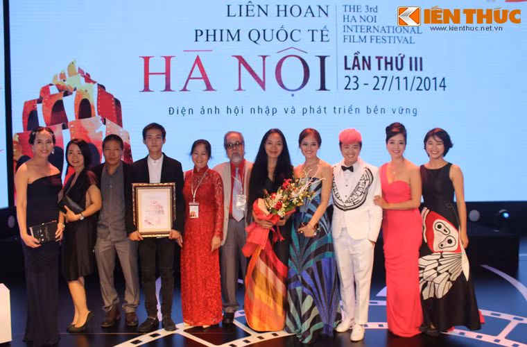 Ê kíp "Đập cánh giữa không trung" sau lễ trao giải. (Ảnh: Nguyệt Cát)