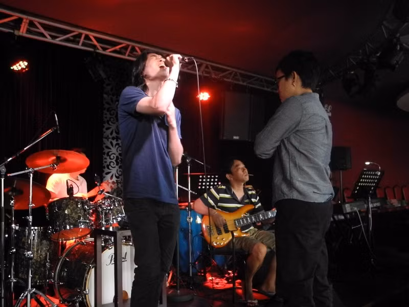 Tích Kỳ biểu diễn một sáng tác của nhạc sĩ Phương Uyên.