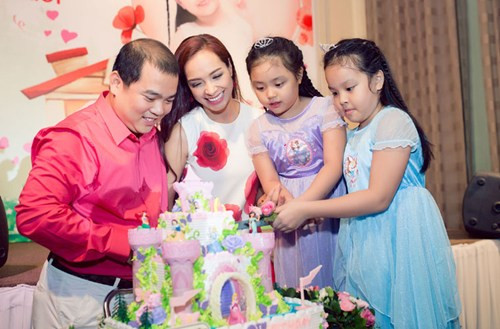 Khoảnh khắc hạnh phúc của gia đình Thúy Hạnh trong sinh nhật 6 tuổi của bé Suti (Gia An).