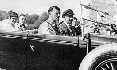 Thủ lĩnh Đức Quốc xã Adolf Hitler (ngồi đầu bên trái) được cho là nghiện sử dụng các thuốc giảm đau gây nghiện . (Ảnh tư liệu của RIA Novosti)