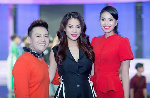 Bà mẹ một con Trương Ngọc Ánh cũng không kém phần xinh đẹp khi chọn cho mình chiếc đầm đen của Chanel. Nữ diễn viên để tóc xoăn bồng bềnh quyến rũ.