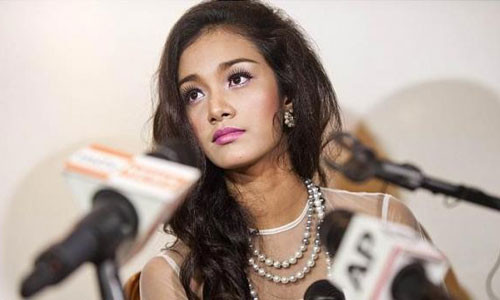 May Myat Noe tại buổi họp báo ở quê nhà khi bị tố bỏ trốn cùng vương miện.