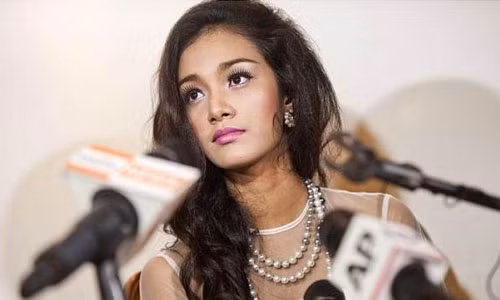 May Myat Noe tại buổi họp báo ở quê nhà khi bị tố bỏ trốn cùng vương miện.