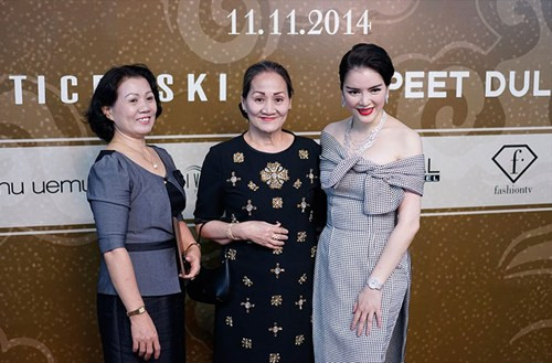 Đặc biệt, tại sự kiện quan trọng này, mẹ Lý Nhã Kỳ cũng đến chúc mừng con gái.