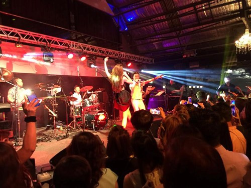 Tiết mục của cả hai đã nhận được sự hưởng ứng cuồng nhiệt từ khán giả.