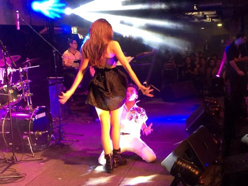 Đàm Vĩnh Hưng quỳ gối trước Hồ Ngọc Hà.