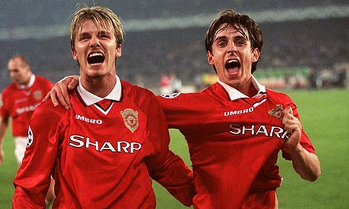 David Beckham và Gary Neville ăn mừng chiến thắng trong trận chung kết Champions League giữa Manchester United và Bayern Munich năm 1999.