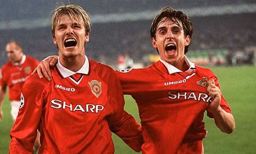 David Beckham và Gary Neville ăn mừng chiến thắng trong trận chung kết Champions League giữa Manchester United và Bayern Munich năm 1999.