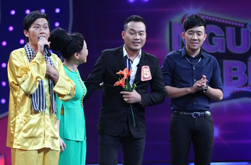 Trong game show, Hoài Linh còn gây bất ngờ khi nhận đỡ đầu cho chàng ca sĩ có khả năng hát giọng nữ Bùi Khánh Bình.