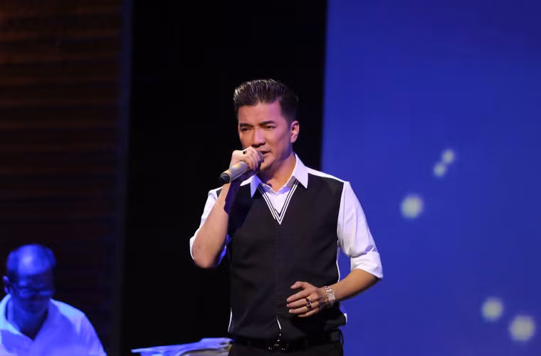 Ngày 20/11, chương trình ca nhạc quyên góp tiền ủng hộ người mẫu Duy Nhân đang bị ung thư bạch cầu, diễn ra tại TP HCM, đã đầy ắp khán giả. Trong đêm nhạc, Đàm Vĩnh Hưng, Đan Trường, Đức Tuấn, Văn Mai Hương... đã hát hết mình cảm ơn tấm lòng của công chúng đã chia sẻ với nam người mẫu.