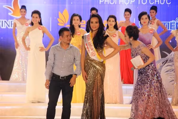 Thí sinh Nguyễn Cao Kỳ Duyên, SBD 283, nhận giải Người đẹp biển. Cô cao 1m73, số đo ba vòng 86-63-93. Ảnh: Vũ Sơn.