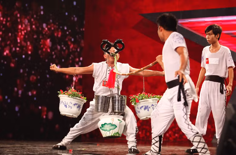 Nhóm Bảo Cường với tiết mục phi thường. (Ảnh: Ân Nguyễn)