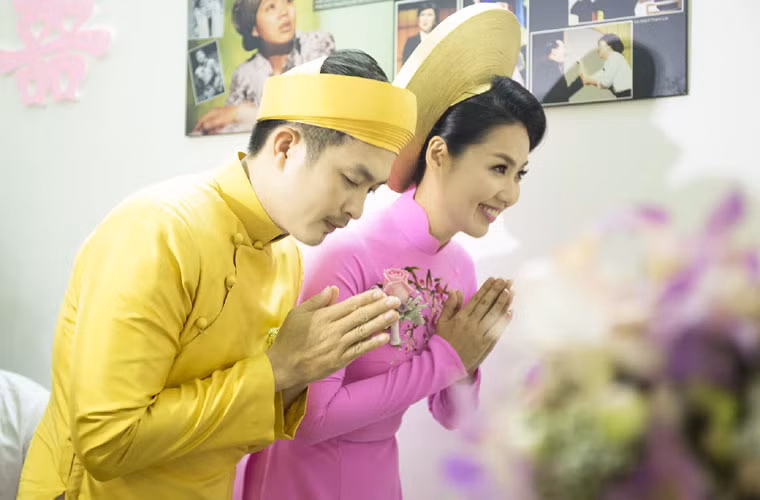 Tuấn Khải - Lê Khánh làm lễ trước gia tiên nhà gái.