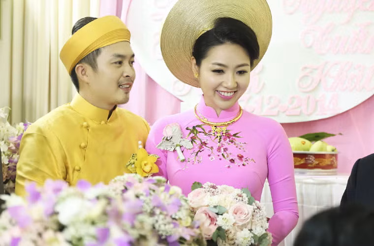 Trong ngày vui trọng đại, diễn viên Lê Khánh luôn nở nụ cười rạng rỡ.