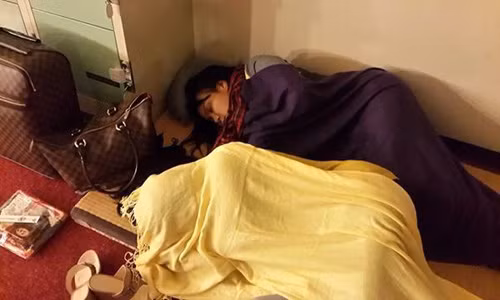 Cẩm Ly phải tìm một góc để ngủ khi đi lưu diễn tại Nhật.