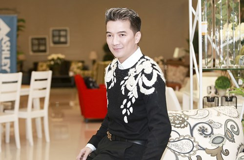 Có mặt tại Hà Nội lần này Đàm Vĩnh Hưng khá bận rộn. Nam ca sĩ đang dốc sức chuẩn bị cho chương trình "Thương hoài ngàn năm 2", diễn ra vào tối 31/12, tại khách sạn Marriott.