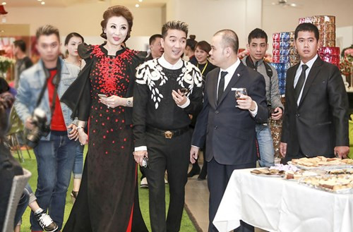 Sự xuất hiện của Đàm Vĩnh Hưng thu hút sự quan tâm của những người có mặt.