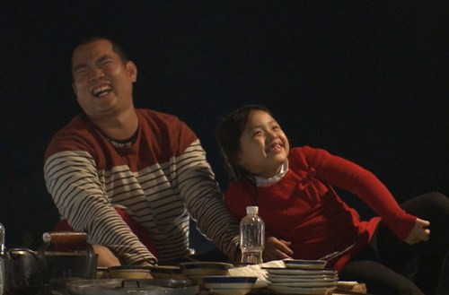 Tình huống này khiến các ông bố bối rối. Vất vả khó khăn, tuy vậy, tiếng cười của các thiên thần nhỏ đã tiếp thêm sức mạnh cho các ông bố tiếp tục cuộc hành trình.