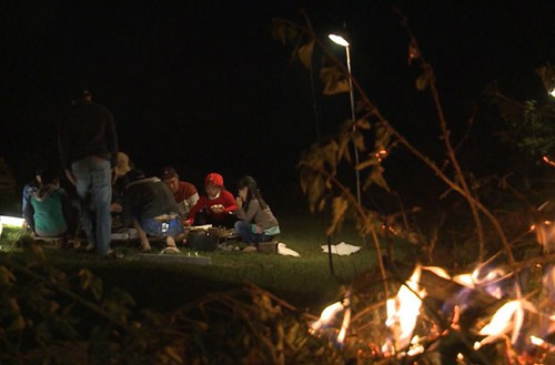 Ban đầu, việc sơ chế thức ăn cho đến dựng một cái bếp "dã chiến" đều diễn ra suôn sẻ. Tuy vậy, gần đến giờ ăn cơm, nồi cơm dường như vẫn không thể chín.