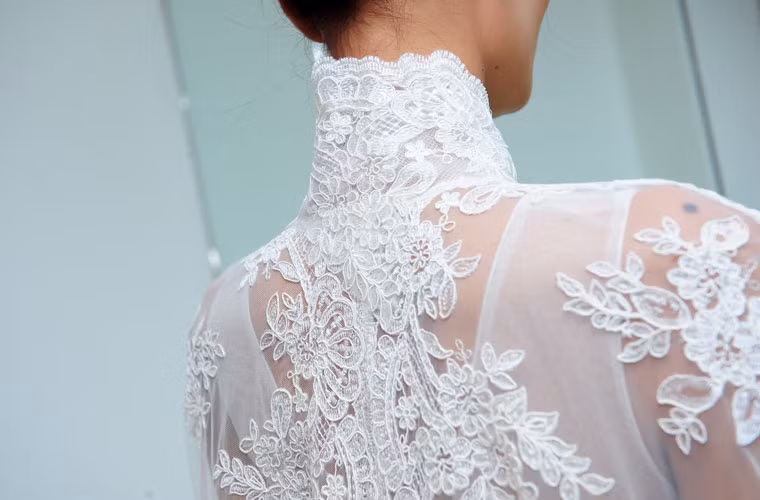 Chiếc váy này được làm bằng chất liệu ren cao cấp màu trắng với kiểu dáng cổ điển.