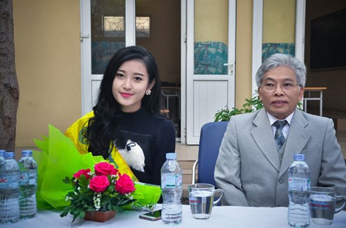 Á hậu cũng chia sẻ, dù có gặt hái được thành công thì trong mắt các thầy cô Huyền My vẫn là một cô học trò bé nhỏ ngày nào. Huyền My chụp ảnh cùng thầy hiệu trưởng.