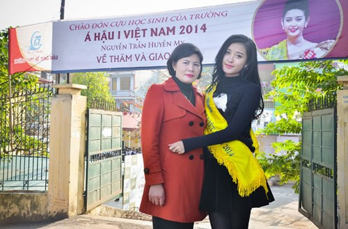 Á hậu 1 Hoa hậu Việt Nam 2014 và cô giáo chủ nhiệm lớp 12.