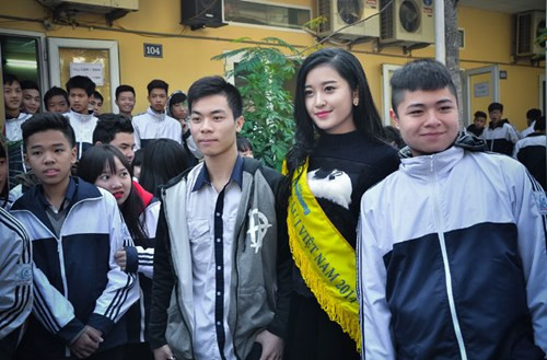 Á hậu Huyền My được các bạn học sinh vây quanh trong buổi giao lưu tại trường cũ.