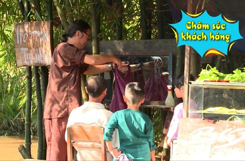 Trong khi Minh Khang và Hoàng Bách phụ trách cửa hàng "Rửa xe nghe hát!" thì Trần Lực chịu trách nhiệm chính cho cửa hiệu hớt tóc "Trần Bờm". Vị đạo diễn tỏ ra lành nghề nhưng toàn sử dụng chiêu "cắt cũng như không cắt".