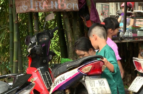 Tuy nhiên, quán rửa xe đông khách bất ngờ khiến hai ông bố Minh Khang, Hoàng Bách làm không xuể. Các nhóc tì cũng nhiệt tình phụ giúp hai ông bố với công việc lau xe.