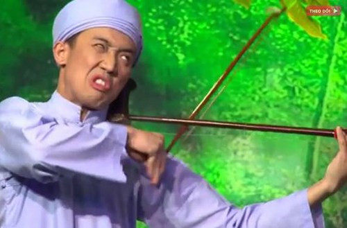 Trong chương trình "Ơn giời, cậu đây rồi!" tham gia cùng Hoài Linh và Việt Hương, Trấn Thành tạo sức hút với lối diễn thông minh, sắc sảo. Đây là tạo hình của Trấn Thành với vai Trương Chi.