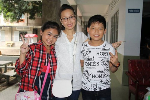 Cô bé cùng HLV Cẩm Ly và cậu bạn Mai Chí Công trong chuyến đi từ thiện sau khi cuộc thi kết thúc.