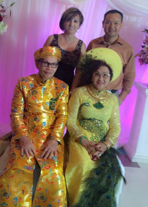 Bố mẹ danh hài Hoài Linh hạnh phúc cùng con cháu và người thân trong đại gia đình.