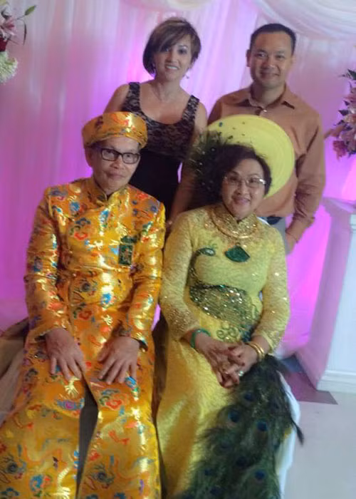 Bố mẹ danh hài Hoài Linh hạnh phúc cùng con cháu và người thân trong đại gia đình.