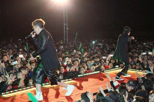 Scandal đầu tiên của Yanbi là hát tục. Tháng 12/2013, tham gia show diễn "Young Music" tại Hải Phòng, Yanbi và Mr.T đã hùa theo khán giả chế lời tục tĩu ca khúc "Thu cuối". Hành động này đã vấp phải sự phản ứng dữ dội của dư luận.