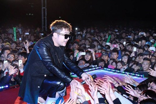 Với hành vi thiếu văn hóa này, Yanbi và Mr.T đã bị Sở VHTT&DL Hải Phòng phạt hành chính mỗi người 5 triệu.