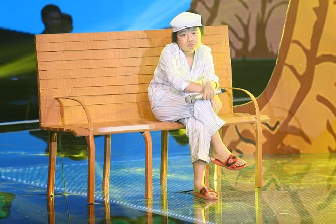 Hoàng Anh gây bất ngờ với tài diễn xuất trên sân khấu.