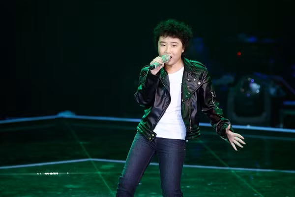 Hoàng Anh thể hiện ca khúc "Ngựa ô thương nhớ" của nhạc sĩ Trần Tiến.