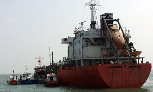 Tàu Sunrise 689 neo đậu tại khu vực phao số 0 biển Bà Rịa-Vũng Tàu. (Ảnh: Đoàn Mạnh Dương/TTXVN).