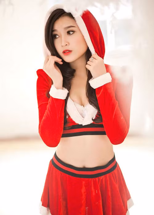 Tuy nhiên sau cuộc thi, những bức ảnh sexy được cho là của Huyền My đang lan truyền chóng mặt trên mạng xã hội không khỏi khiến nhiều người thất vọng. Trước những hình ảnh này Huyền My đã lên tiếng phủ nhận. Chia sẻ trên báo Giadinhonline, Huyền My khẳng định, cô chưa từng đi diễn trong bar thì làm sao có những hình ảnh đó.