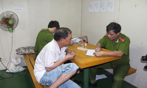 Cơ quan CSĐT lấy lời khai lại toàn bộ của thủy thủ tàu Sunrise 689. Ảnh: Hà Anh Chiến. (Báo Lao Động)