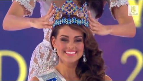 Hoa hậu Thế giới 2013 Megan Lynne Young trao vương miện Hoa hậu Nam Phi.