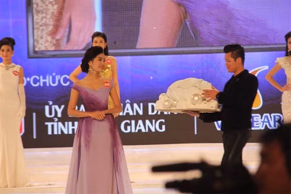 Thí sinh đầu tiên lot top 5: Lã Thị Kiều Anh, SBD 099. Ảnh: Vũ Sơn.