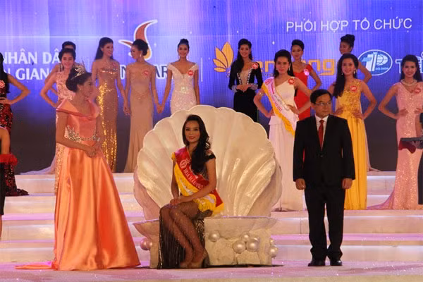 Nguyễn Cao Kỳ Duyên đã trở thành chủ nhân chiếc vương miện trị giá 2,5 tỷ đồng của cuộc thi Hoa hậu Việt Nam 2014. Ảnh: Vũ Sơn.
