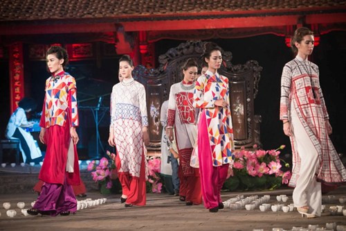Nhan sắc Việt tỏa sáng cùng áo dài tại Văn Miếu.