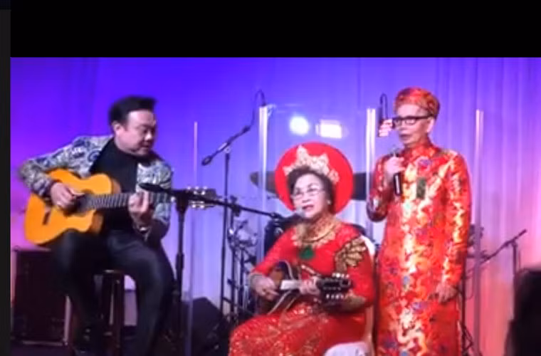 Mới đây, ca sĩ Dương Triệu Vũ bất ngờ chia sẻ clip thú vị trong buổi lễ kỷ niệm 50 năm ngày cưới của bố mẹ. Đó chính là tiết mục văn nghệ của bố mẹ anh với màn đệm đàn của danh hài Chí Tài.