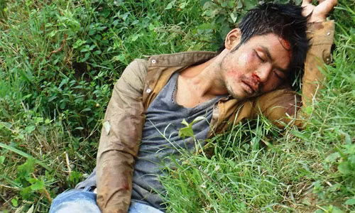 Tên Nguyễn Đức Anh bị người dân đánh ngất xỉu.
